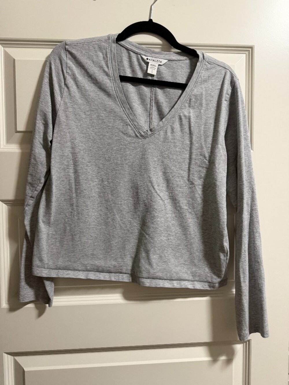 Athleta Gray V-Neck Long Sleeve Cropped Top in size S